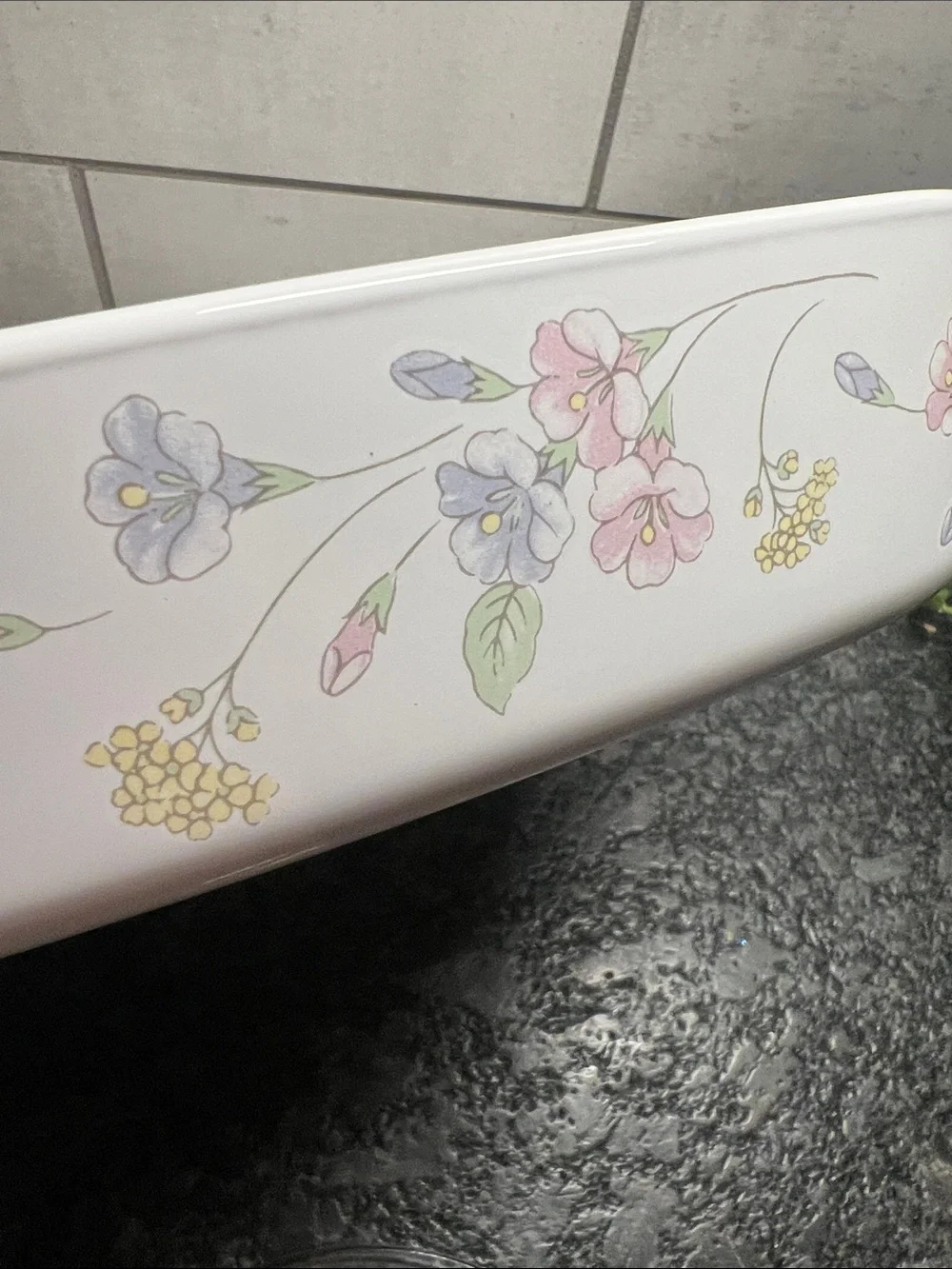 Corningware White Pastel Bouquet Covered Casserole with Glass Lid. Exc condition